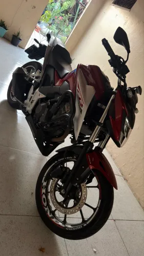 Vendo cb300f moto extremamente nova, só pegar e rodar. Moto quase zero