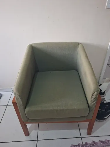 Poltrona Decorativa Verde em Linho com Pés de Madeira Maciça