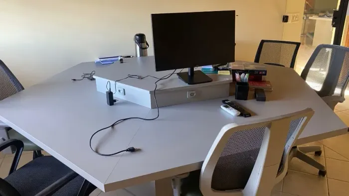 MESA EXAGONAL COM TOMADAS INTEGRADAS