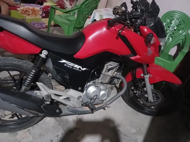 A moto está seminovo com chave reserva