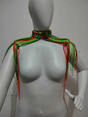Ombreira de macramê verde e vermelha