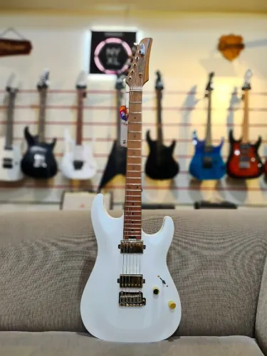 Guitarra Super Strato Seizi Katana Aura White Storm c/ Trastes Inox, Nut Graphtec (NOVA!)