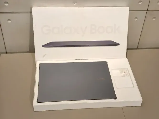 Galaxy Book 4 Ultra - i7 Ultra, RTX 4050, 32gb, OLED 16''