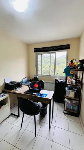 Mesa em L e estante para escritório