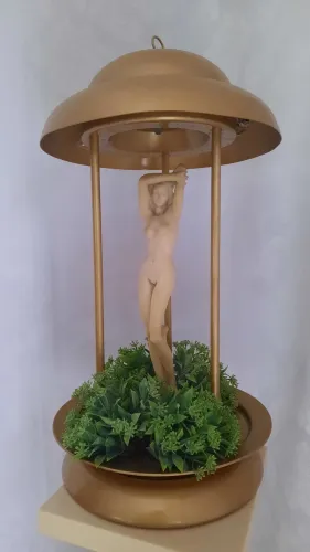 Abajur antigo com dama de resina