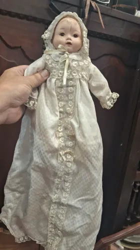Rara boneca de Porcelana Belíssimo vestido possui a cabeça trincada vendemos conforme