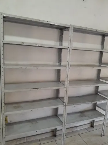 Vendo prateleira de ferro ,50,00 cada