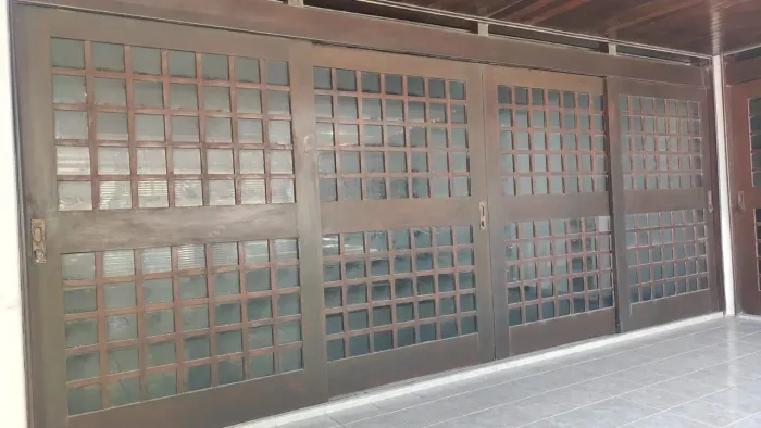 Porta corrediça em ipê maciço 