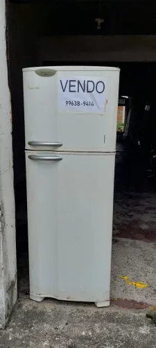 Geladeira electrolux, a carcaça para desmanche, com motor