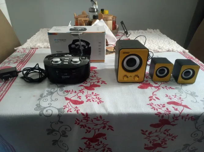 Som MP3, FM, USB, SD card e funciona na pilha. Caixinha de computador de brinde.