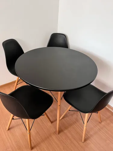 Mesa redonda com quatro cadeiras