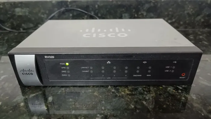 Vendo CISCO RV320 GIGABIT DUAL WAN VPN ROTER BUILT-IN 4 PORTAS GIGABIT ETHERNET SWITCH.