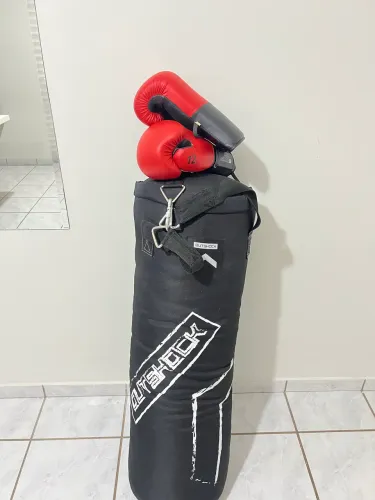 Saco de pancada e luva de boxe