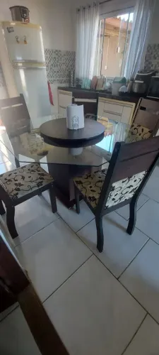 Mesa com tampo de vidro octogonal