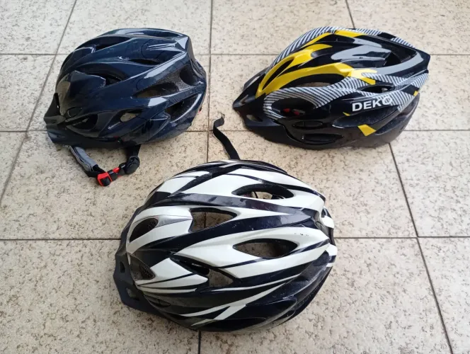 Três Capacetes de bicicleta