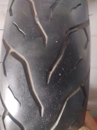 Vendo um pneu aro 18 100 por 90 .