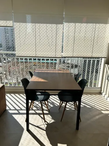 Mesa com 4 cadeiras Eiffel (com pequenas avarias)