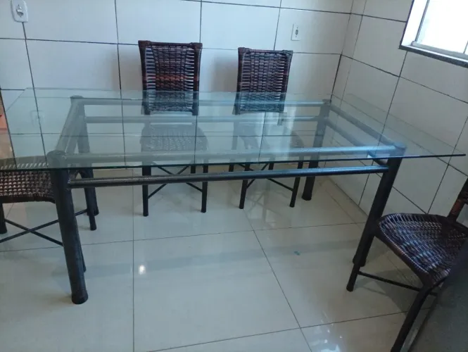 Mesa tampo de vidro com cadeiras