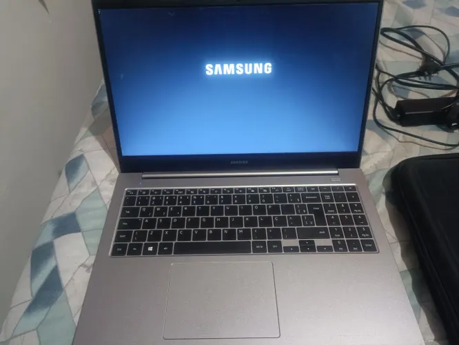 Notebook Samsung Essentials E20