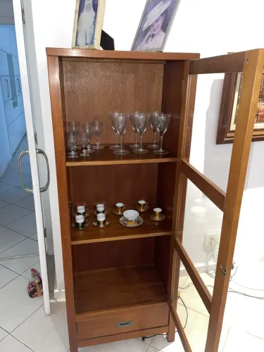 Conjunto Cristaleira / Armário Expositor em Madeira com Porta de Vidro