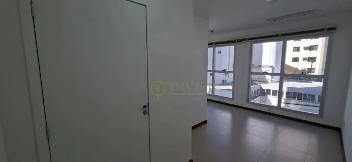 Locação | Sala comercial de 31 m² com 1 vaga - Centro, em Florianópolis.