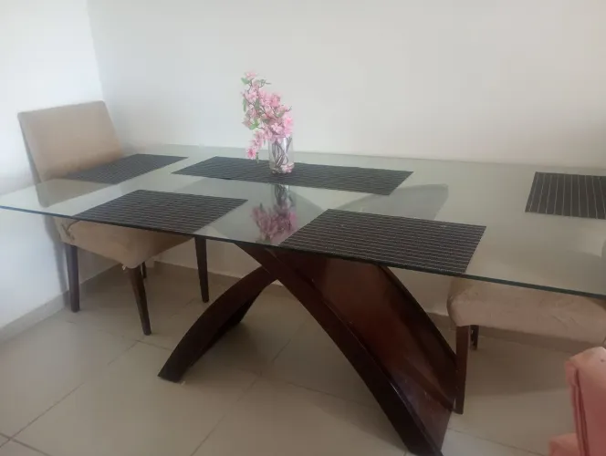 Mesa com tampo de vidro para 6 ou 8 lugares