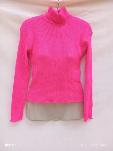 Blusa de gola alta rosa neon