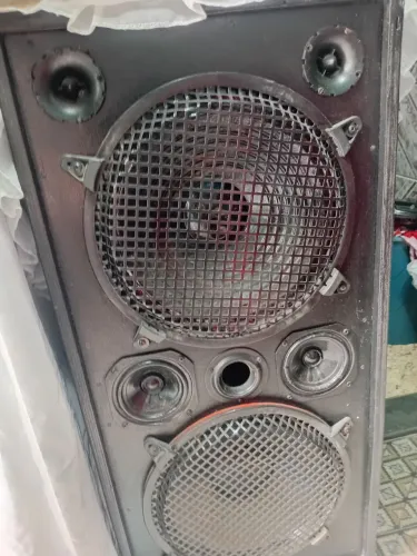 APARELHAGEM DE SOM FORÇANTE - ACOMPANHA 3 CAIXA DE SOM E MICROFONE