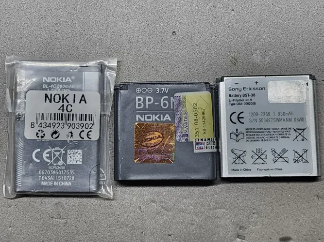 2 Bat. Nokia, 1 Bat. Sony Ericsson.