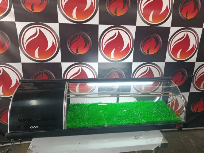 Sushi case refrigerada 220 volts funcionando perfeitamente garantia de 3 meses p/ loja 