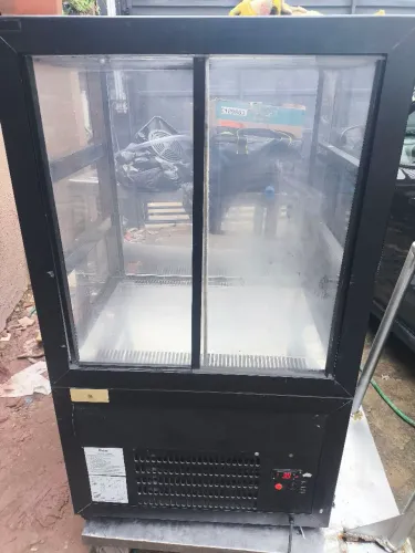 Vitrine refrigerada de bolos e doces
