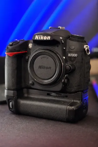 Câmera Nikon D7000 + Grip - Corpo 