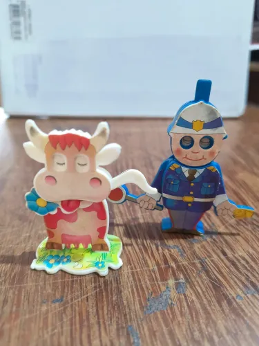 Vaca e guarda de trânsito articulados Kinder ovo anos 90 lote 