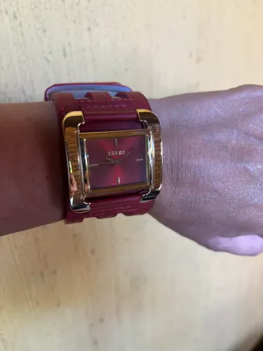 Relógio Euro, vermelho e novo