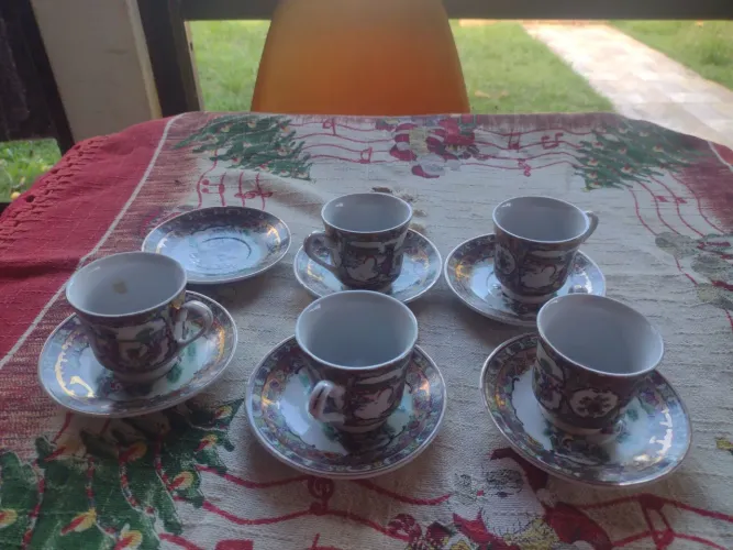 Conjunto de xícaras chinesas com cinco peças.