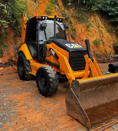 Retroescavadeira Caterpillar 416E 2015 - Entrada 10%