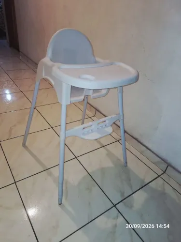 Cadeira infantil de alimentação