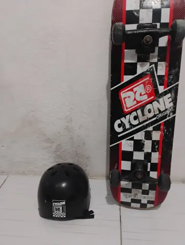 Skate e capacete da Ciclone.