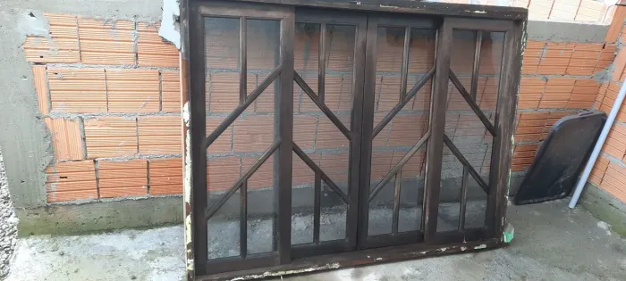 Janela de madeira com vidro