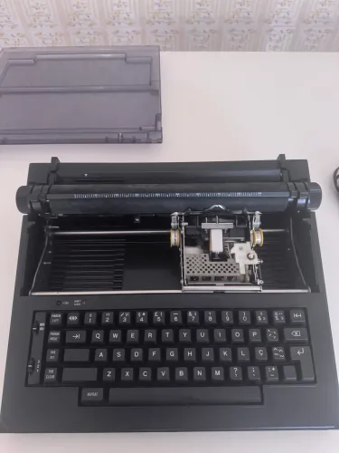 Máquina de Escrever Eletrônica Olivetti Praxis 20 - Excelente Estado