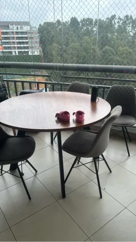 Mesa com 4 cadeiras