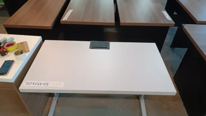 Mesa de Escritório Pé Painel 120x65 Branca - Mesa 05