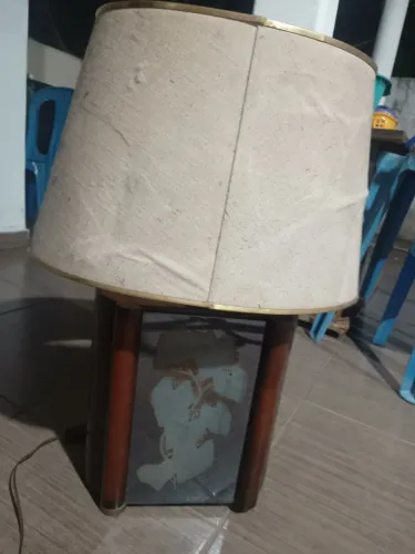 Abajur de madeira em cúpula com desenho de flor espelhado - vintage