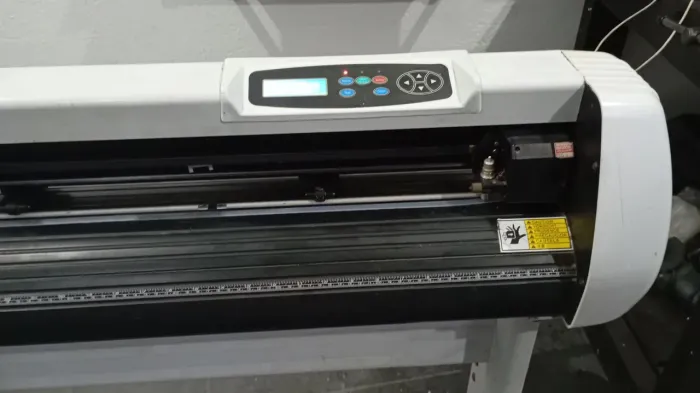 Plotter Recorte boca 135cm com mira laser + base.