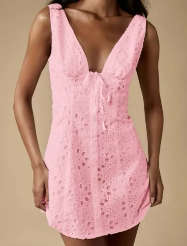 Vestido Curto de Verão Rosa com Detalhe de Laço, Decote em V Profundo e Bordado