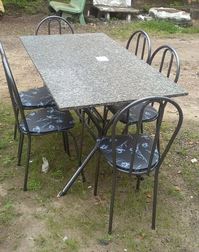 Mesa com seis cadeiras no valor de 890 nova