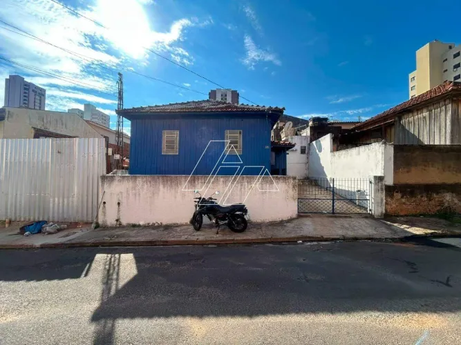 Casa com 3 dormitórios para locação no Centro, Marília/SP