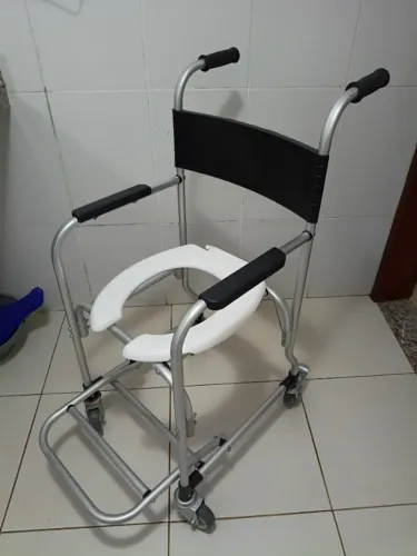 Cadeira de banho higiênica em alumínio - Sequencial, retirada na Asa Sul