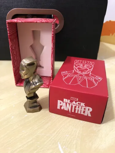 Busto de ferro- Pantera Negra- Oficial- Omeletebox