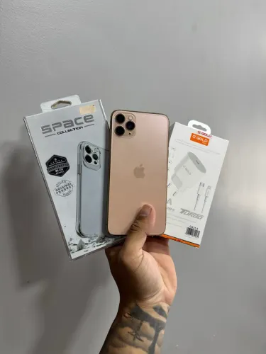 iPhone 11 Pro Max impecável com todos os acessórios inclusos e garantia.
